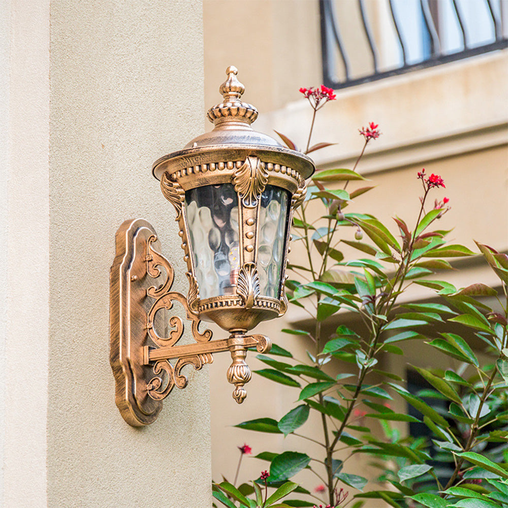Luminária de parede vintage em vidro soprado com acabamento clássico para ambientes externos elegantes.