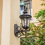 Luminária de parede vintage em vidro soprado com acabamento clássico para ambientes externos elegantes. Preto