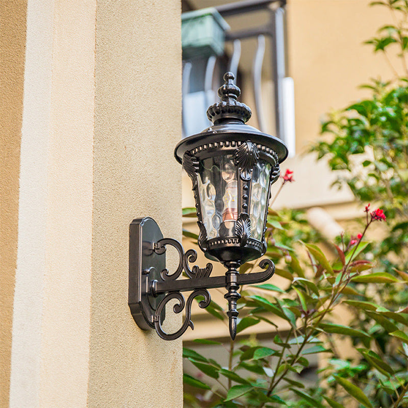 Luminária de parede vintage em vidro soprado com acabamento clássico para ambientes externos elegantes. Preto