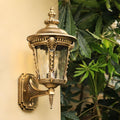 Luminária de parede vintage em vidro soprado com acabamento clássico para ambientes externos elegantes.