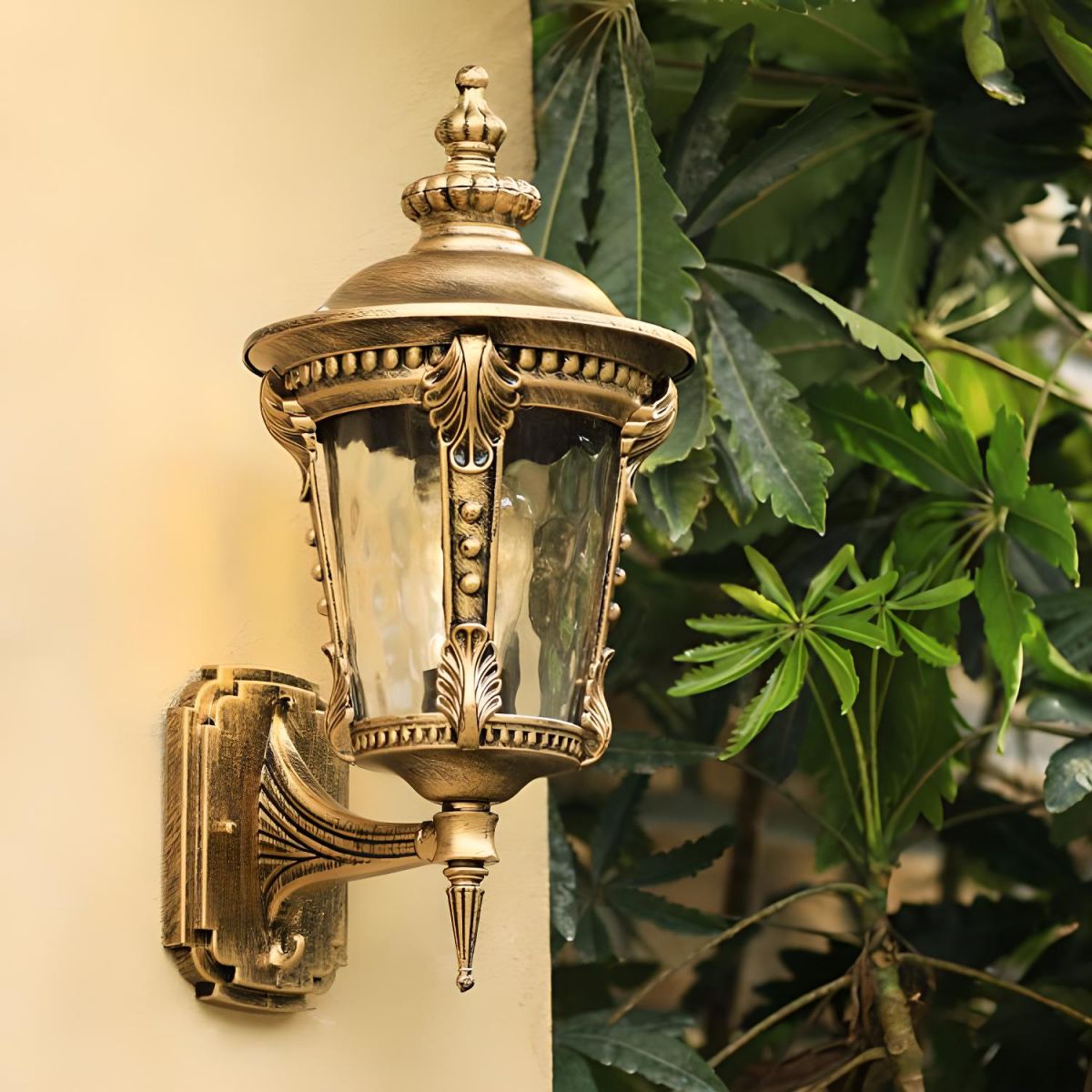 Luminária de parede vintage em vidro soprado com acabamento clássico para ambientes externos elegantes.