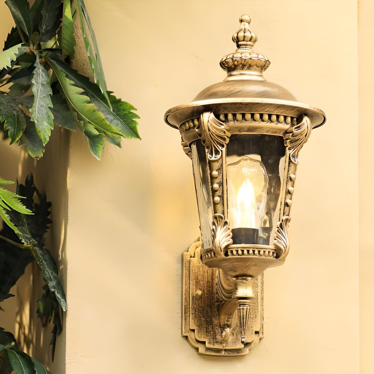 Luminária de parede vintage em vidro soprado com acabamento clássico para ambientes externos elegantes.