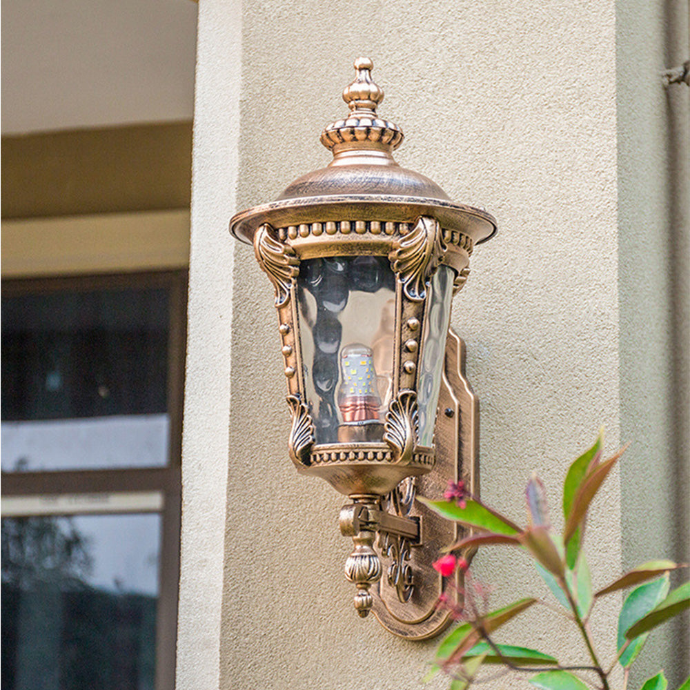 Luminária de parede vintage em vidro soprado com acabamento clássico para ambientes externos elegantes.