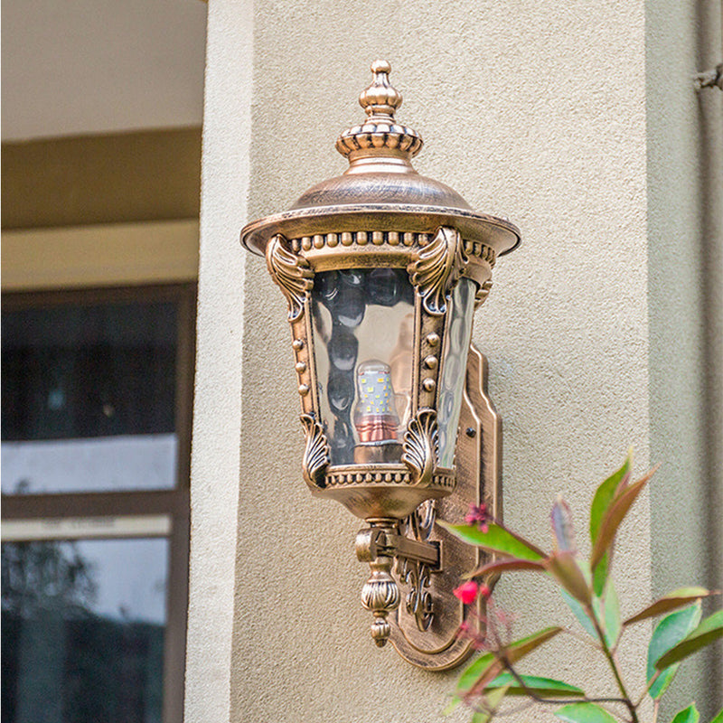 Luminária de parede vintage em vidro soprado com acabamento clássico para ambientes externos elegantes.