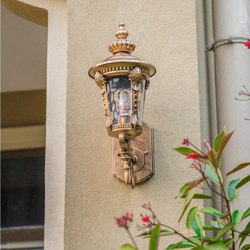 Luminária de parede vintage em vidro soprado com acabamento clássico para ambientes externos elegantes.