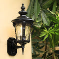 Luminária de parede vintage em vidro soprado com acabamento clássico para ambientes externos elegantes.