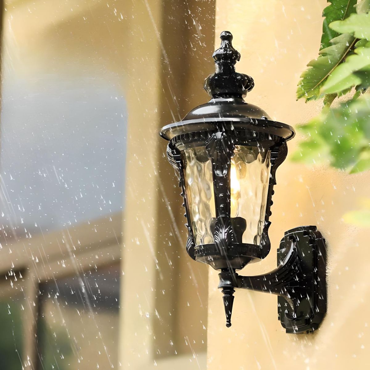 Luminária de parede vintage em vidro soprado com acabamento clássico para ambientes externos elegantes.