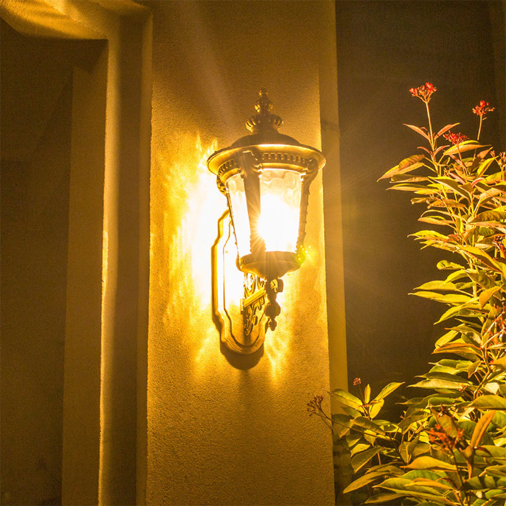 Luminária de parede vintage em vidro soprado com acabamento clássico para ambientes externos elegantes.