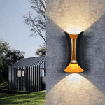 Luminária externa LED em alumínio resistente à água para áreas externas. Preto e dourado