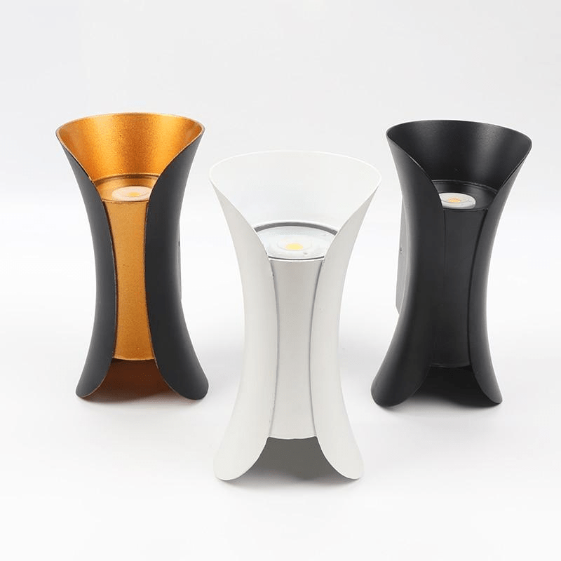 Luminária externa LED em alumínio resistente à água para áreas externas.