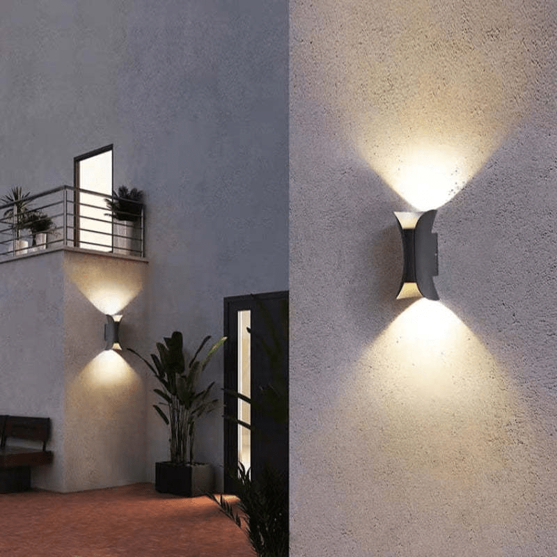 Luminária externa LED em alumínio resistente à água para áreas externas.