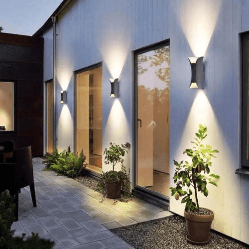 Luminária externa LED em alumínio resistente à água para áreas externas.
