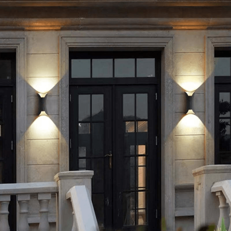 Luminária externa LED em alumínio resistente à água para áreas externas.