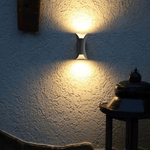Luminária externa LED em alumínio resistente à água para áreas externas.