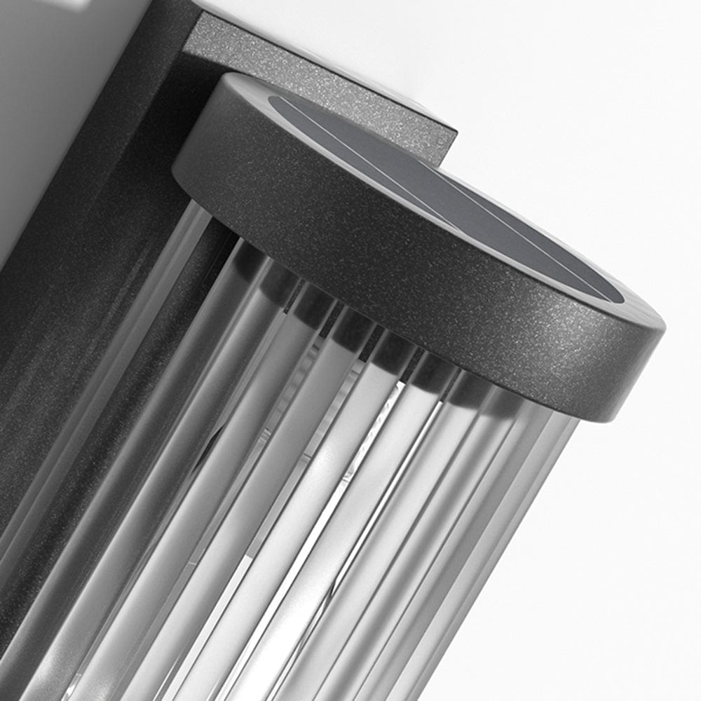 Luminária externa cilíndrica de metal e vidro, resistente à água IP65 com design moderno.