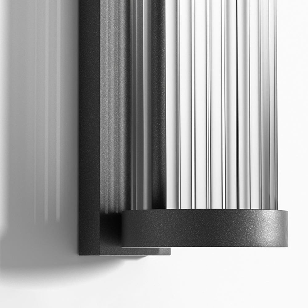 Luminária externa cilíndrica de metal e vidro, resistente à água IP65 com design moderno.