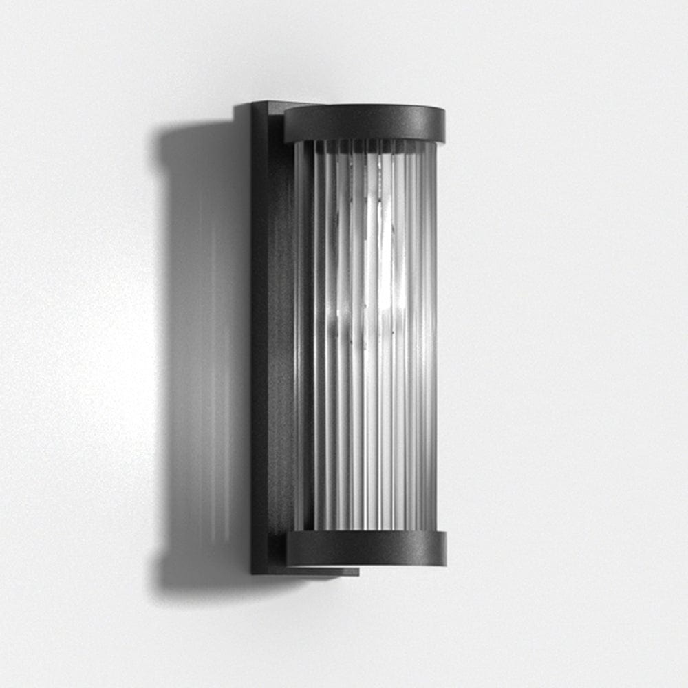 Luminária externa cilíndrica de metal e vidro, resistente à água IP65 com design moderno.