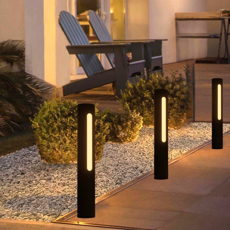 Luminária externa de design contemporâneo em LED, estrutura em metal e acrílico.