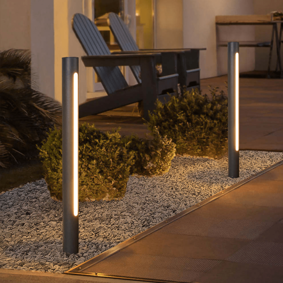 Luminária externa de design contemporâneo em LED, estrutura em metal e acrílico.