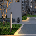 Luminária externa de design contemporâneo em LED, estrutura em metal e acrílico.