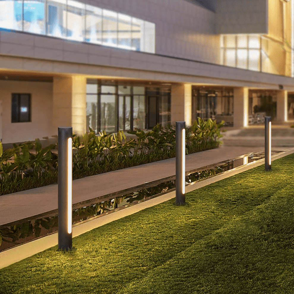 Luminária externa de design contemporâneo em LED, estrutura em metal e acrílico.