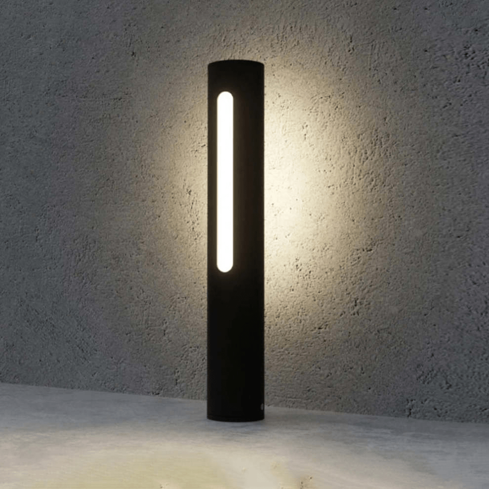 Luminária externa de design contemporâneo em LED, estrutura em metal e acrílico.