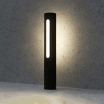 Luminária externa de design contemporâneo em LED, estrutura em metal e acrílico.