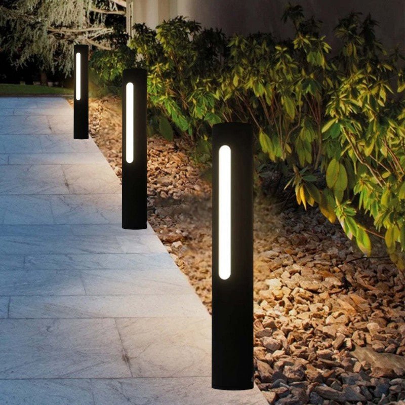 Luminária externa de design contemporâneo em LED, estrutura em metal e acrílico.