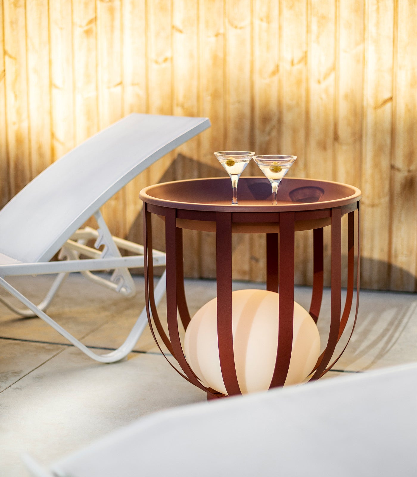 Luminária externa de luxo com recipiente para plantas