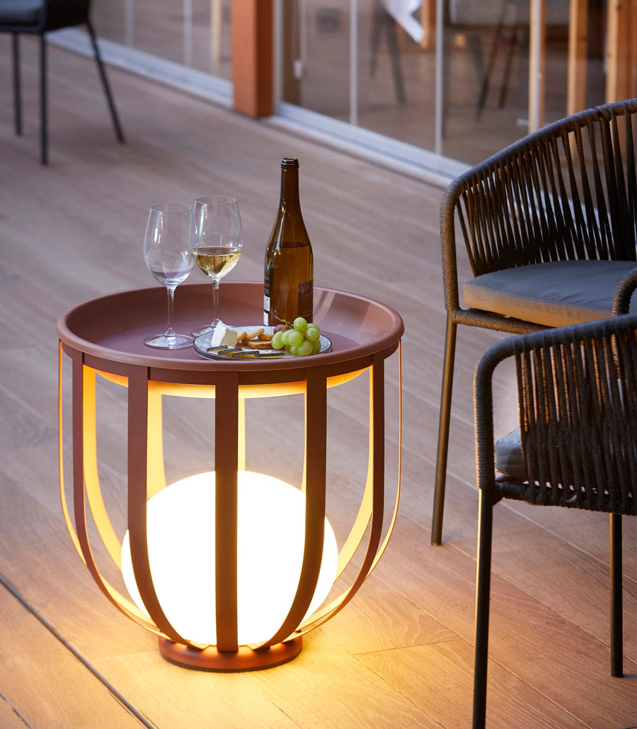 Luminária externa de luxo com recipiente para plantas