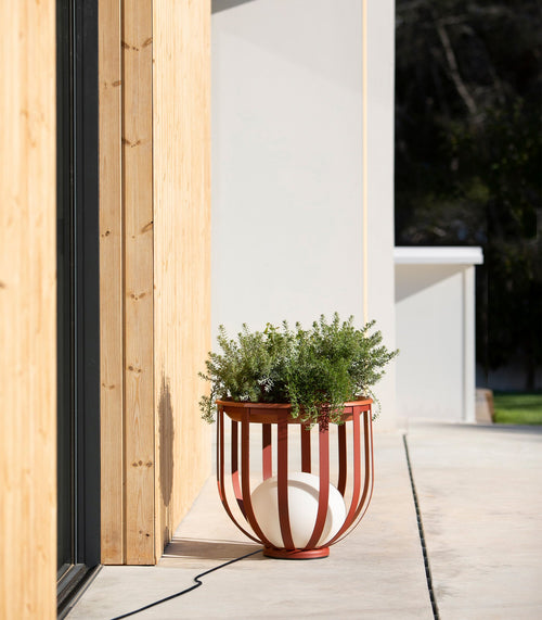 Luminária externa de luxo com recipiente para plantas