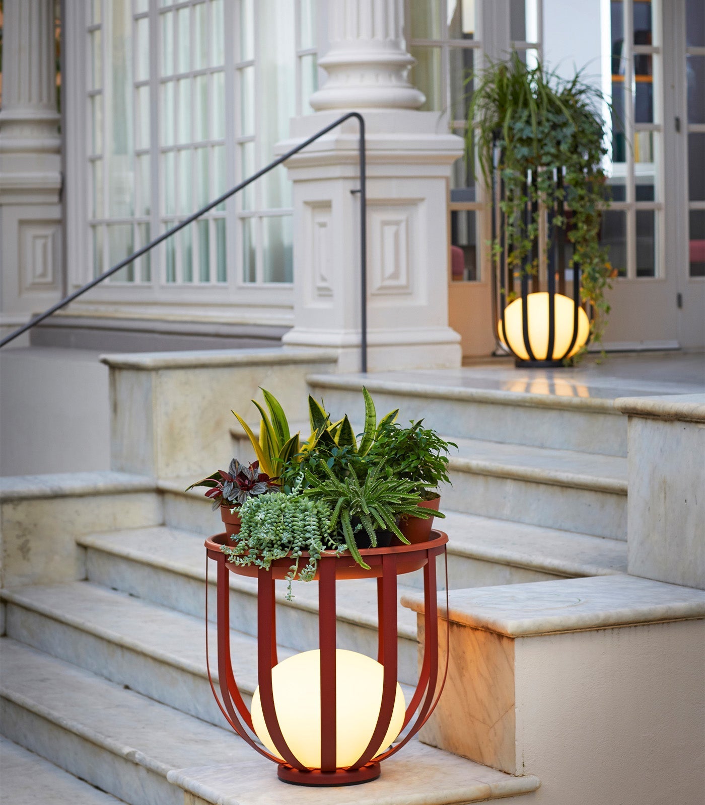 Luminária externa de luxo com recipiente para plantas