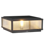 Luminária externa de poste em vidro com design quadrado para instalação ao ar livre.