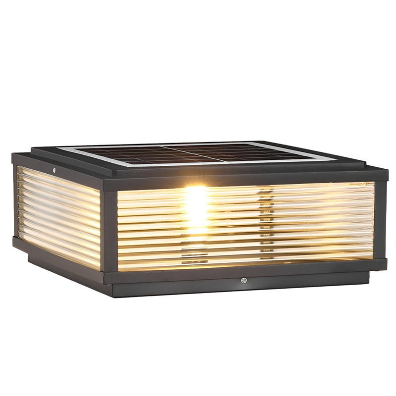 Luminária externa de poste em vidro com design quadrado para instalação ao ar livre.
