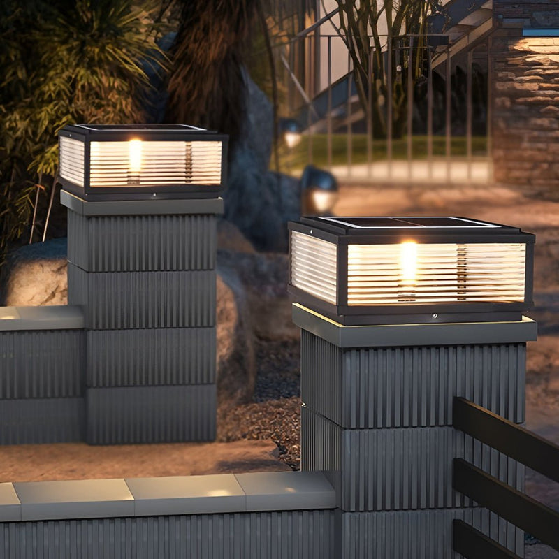 Luminária externa de poste em vidro com design quadrado para instalação ao ar livre.