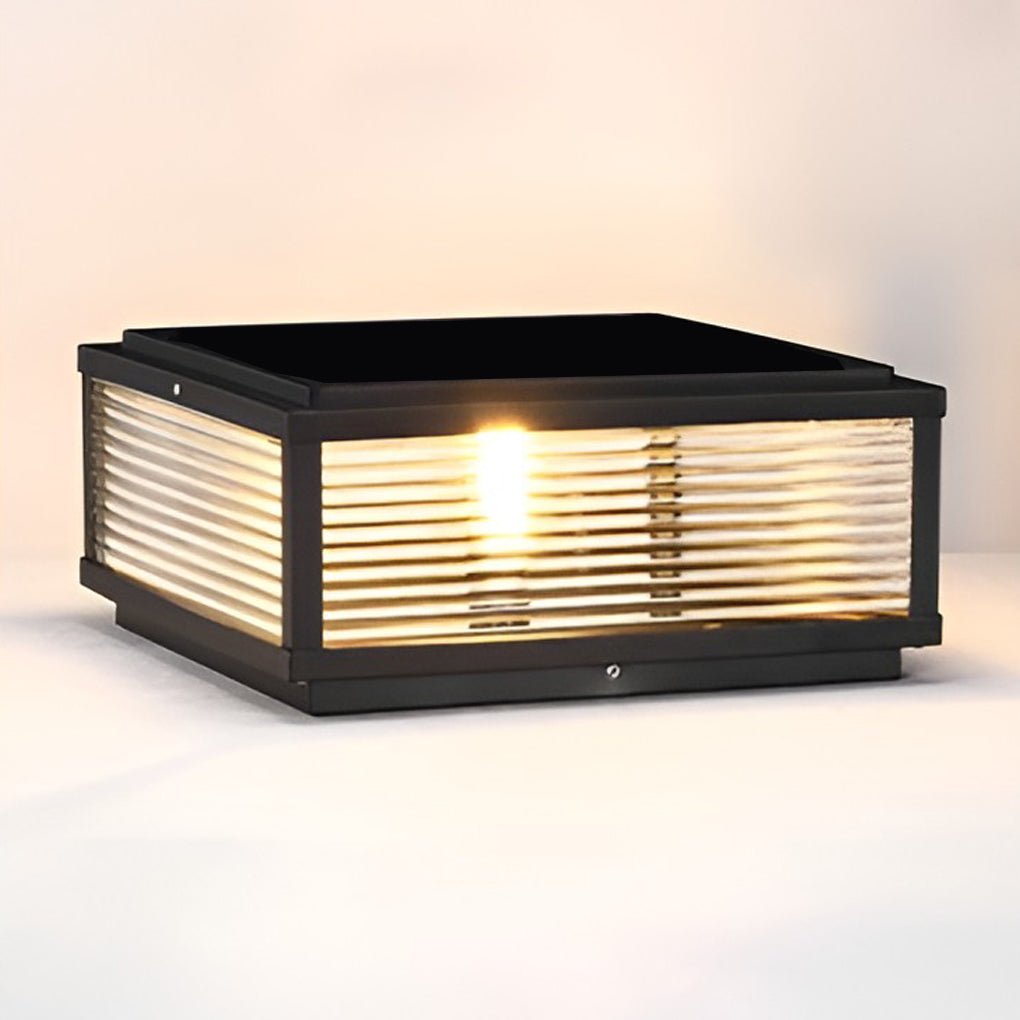 Luminária externa de poste em vidro com design quadrado para instalação ao ar livre.