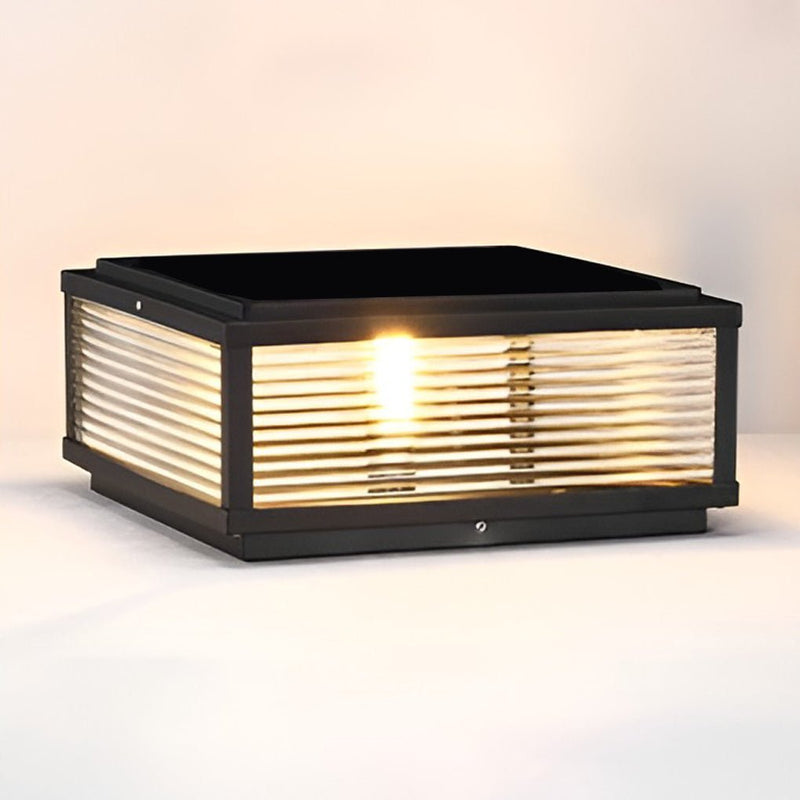 Luminária externa de poste em vidro com design quadrado para instalação ao ar livre.