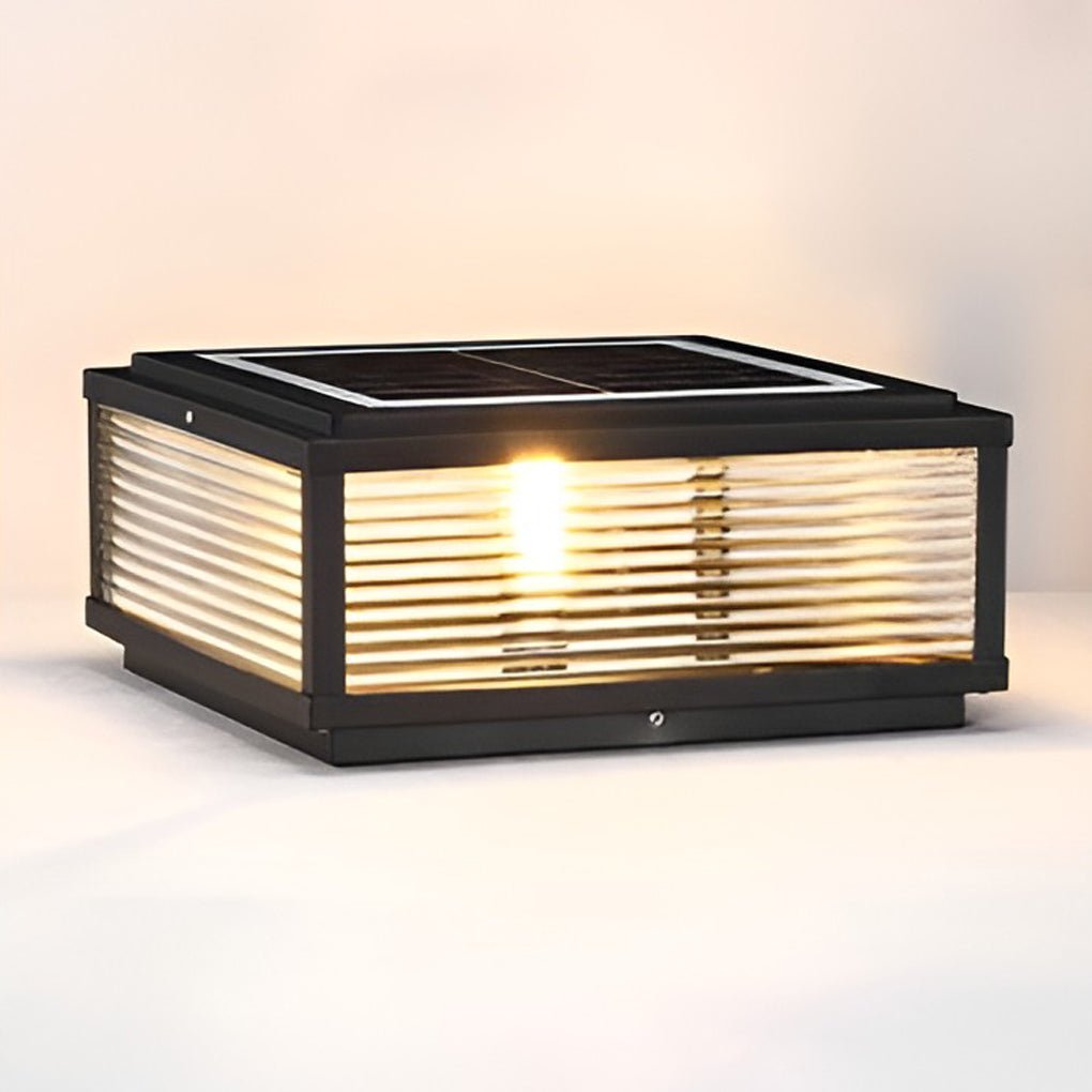 Luminária externa de poste em vidro com design quadrado para instalação ao ar livre.