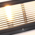 Luminária externa de poste em vidro com design quadrado para instalação ao ar livre.