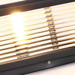 Luminária externa de poste em vidro com design quadrado para instalação ao ar livre.