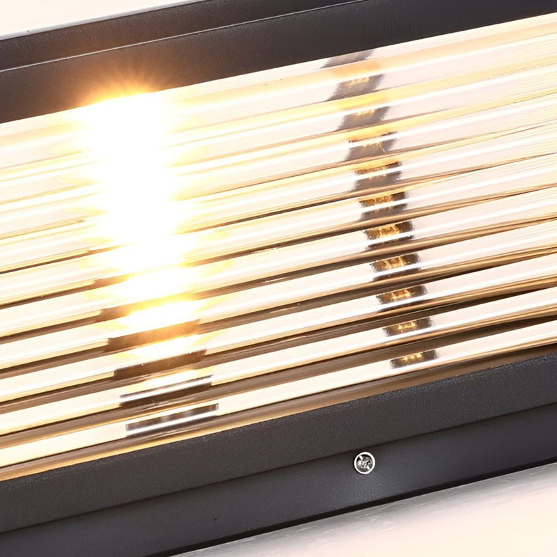 Luminária externa de poste em vidro com design quadrado para instalação ao ar livre.