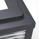 Luminária externa de poste em vidro com design quadrado para instalação ao ar livre.