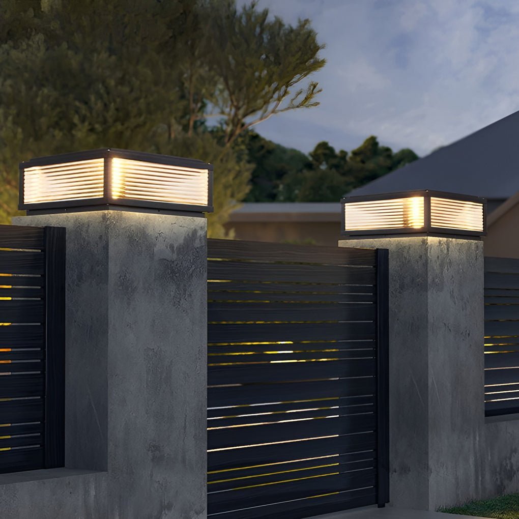 Luminária externa de poste em vidro com design quadrado para instalação ao ar livre.