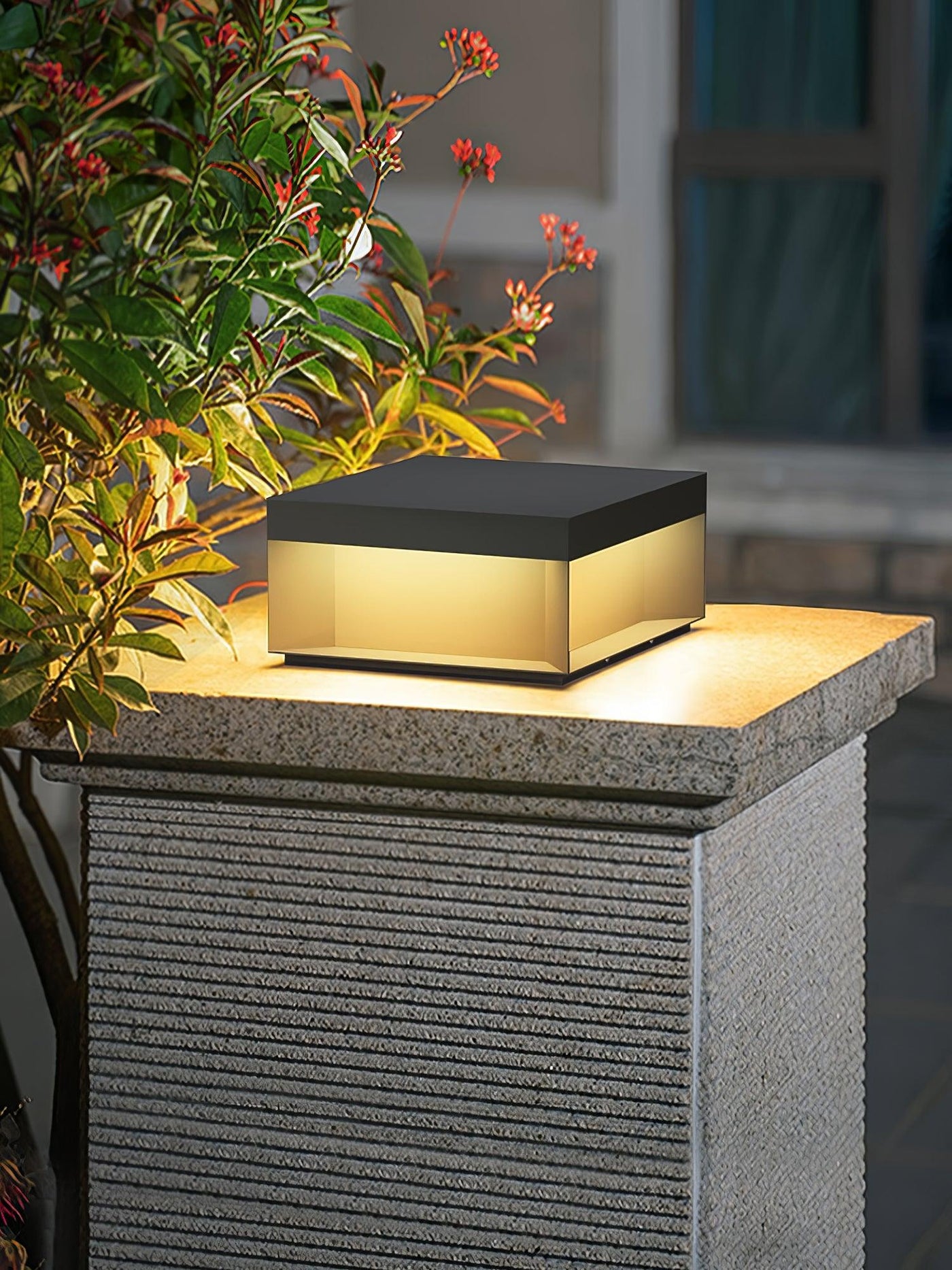 Luminária externa de poste na cor preta
