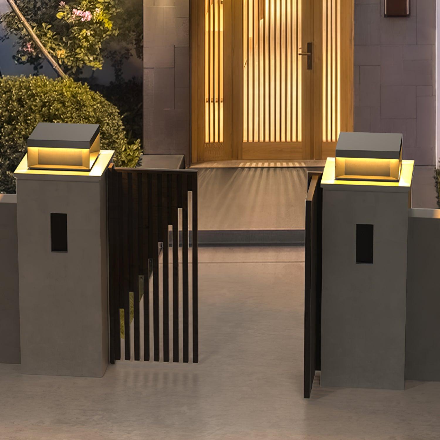 Luminária externa de poste na cor preta
