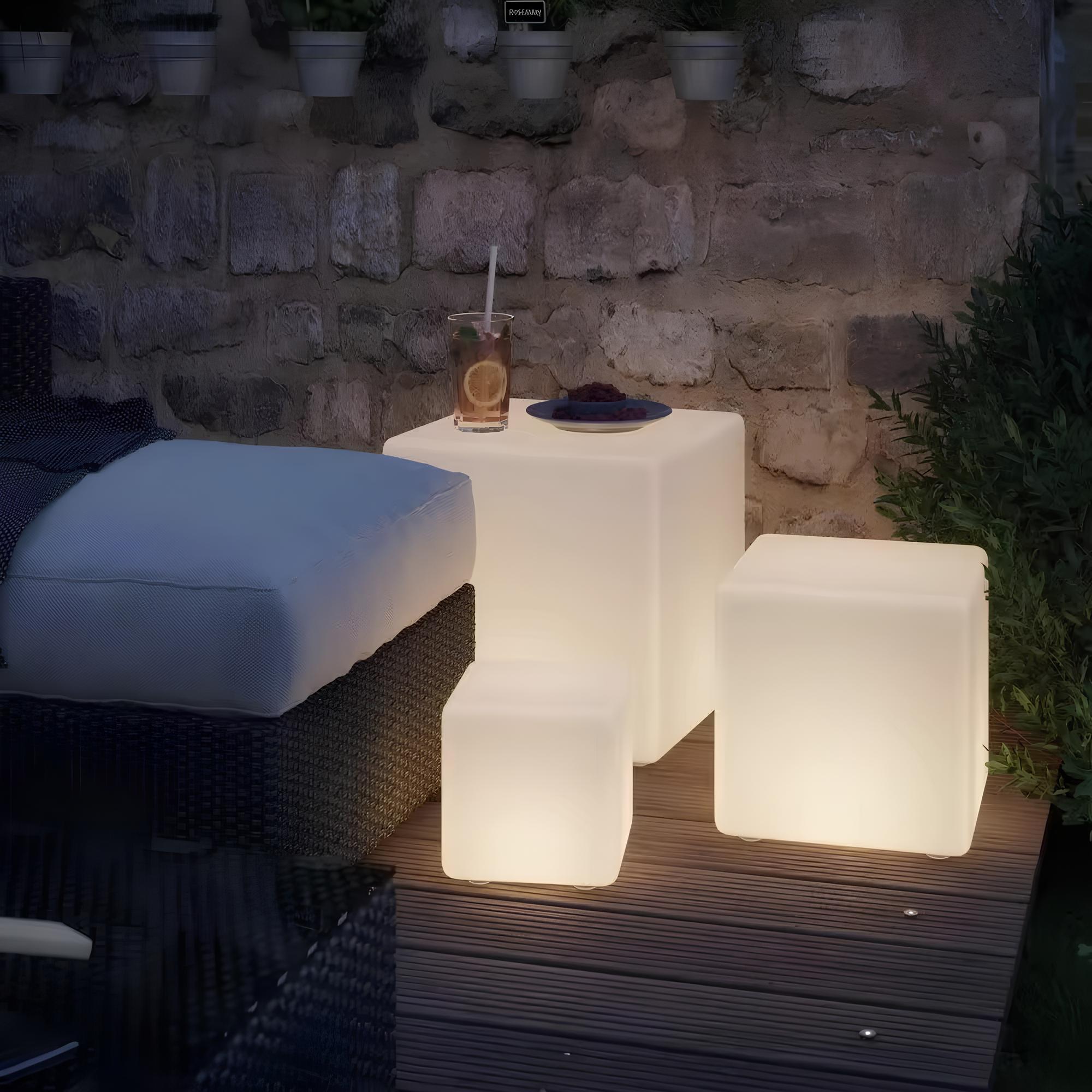 Luminária externa decorativa em formato cúbico para jardim