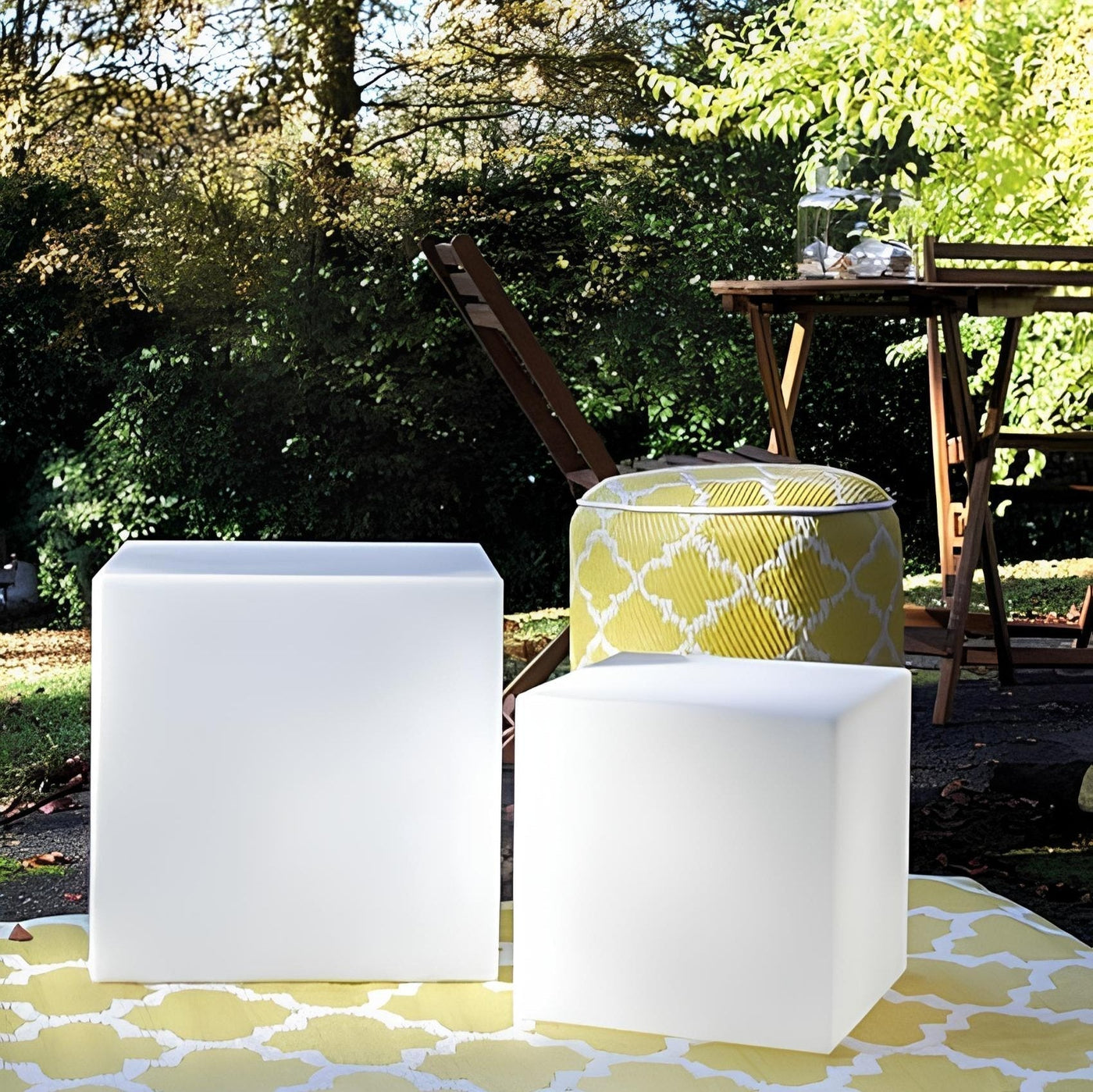 Luminária externa decorativa em formato cúbico para jardim