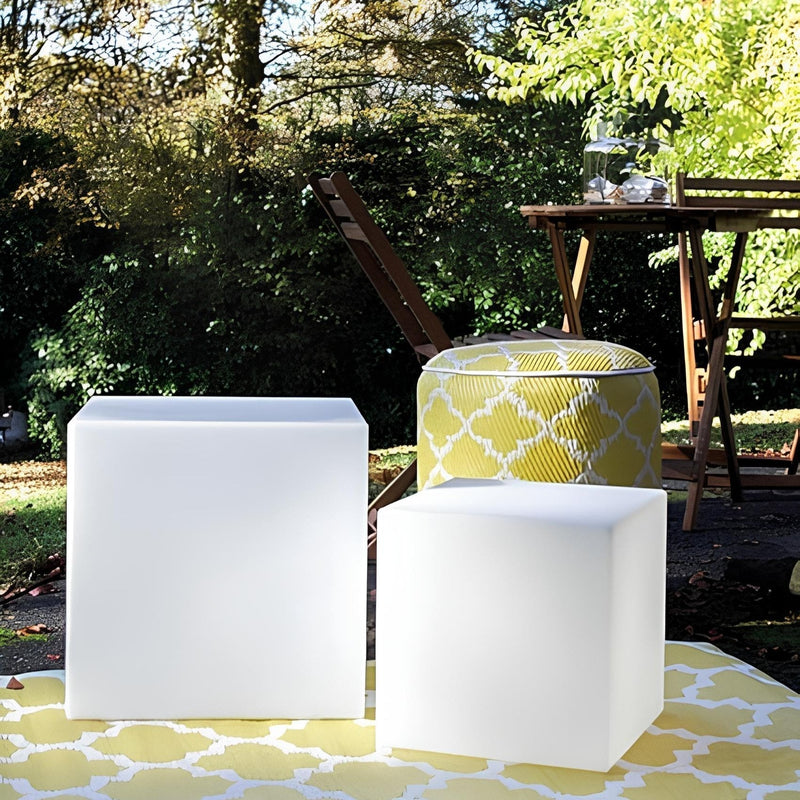 Luminária externa decorativa em formato cúbico para jardim