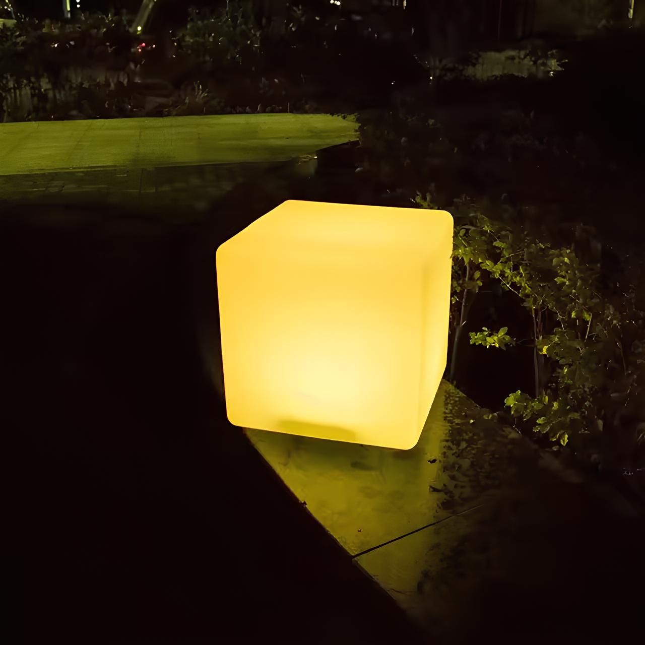 Luminária externa decorativa em formato cúbico para jardim