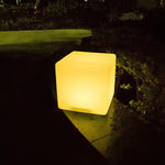 Luminária externa decorativa em formato cúbico para jardim